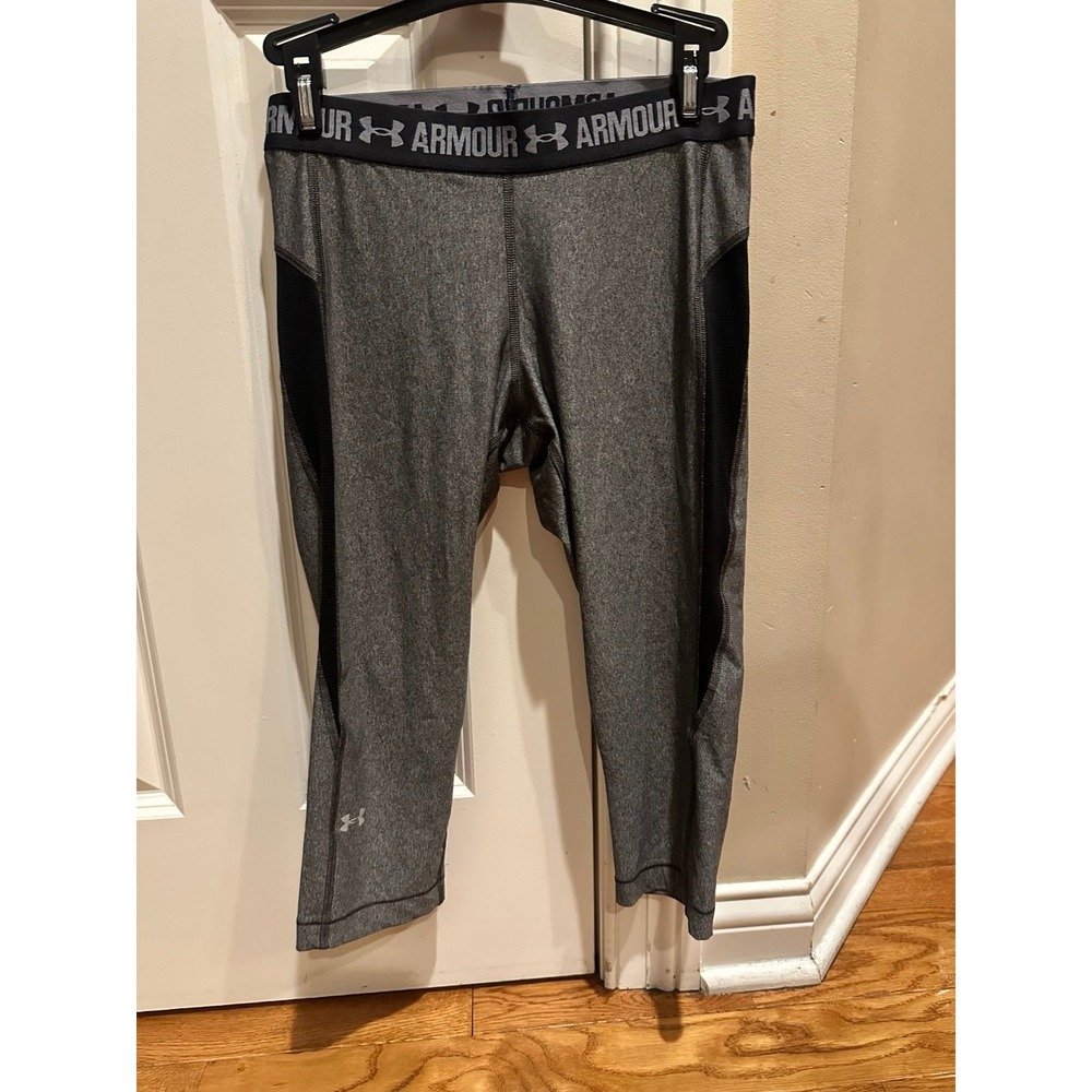 Women's under Armour capri pants yoga pants fitted gray & black Size small
